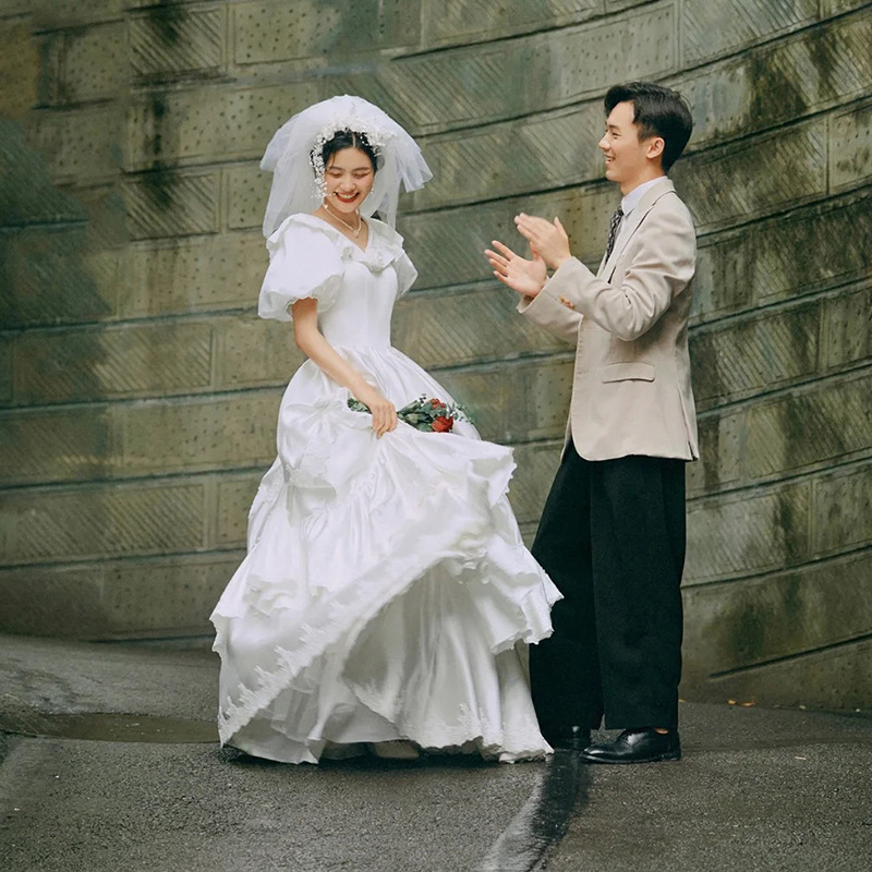 Retro vintage wedding dress, satin puff sleeves, slimming door veil, small French travel photography dress, wedding dress_autovado.com