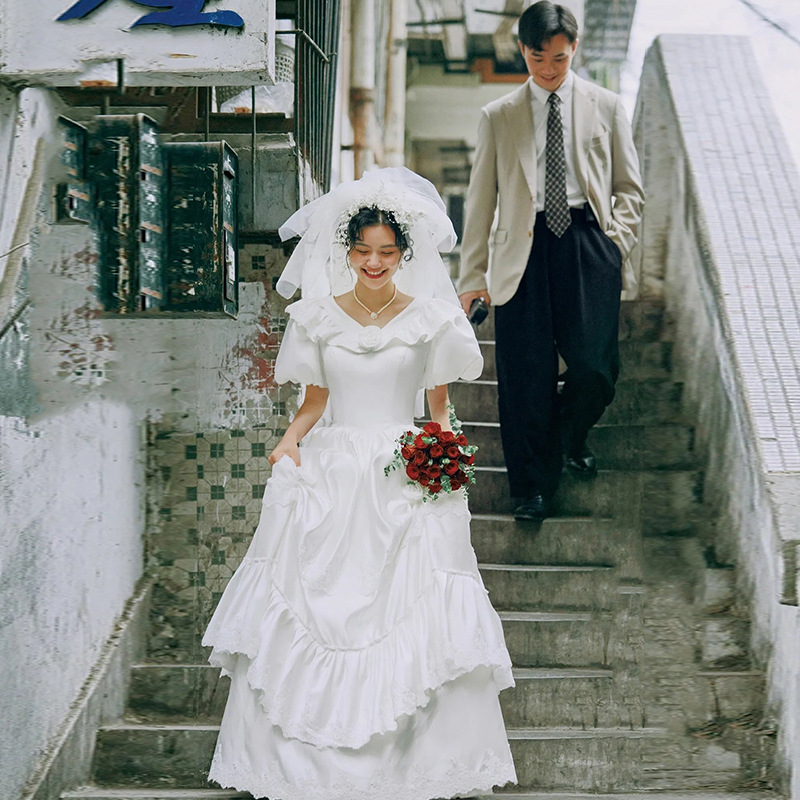 Retro vintage wedding dress, satin puff sleeves, slimming door veil, small French travel photography dress, wedding dress_autovado.com