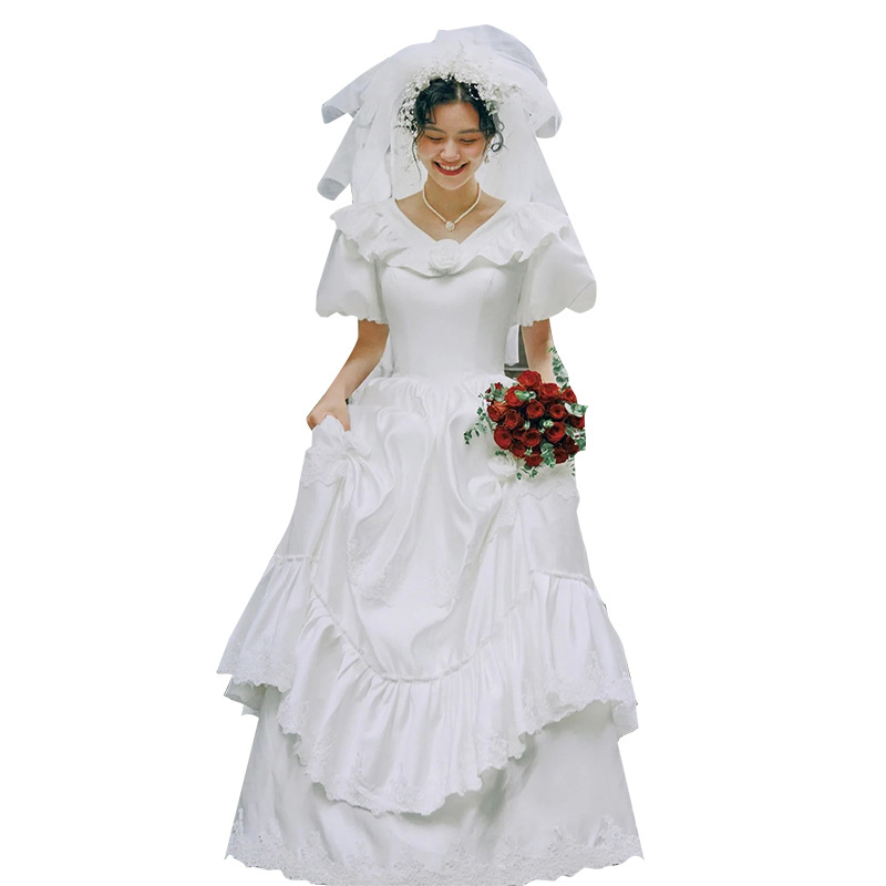 Retro vintage wedding dress, satin puff sleeves, slimming door veil, small French travel photography dress, wedding dress_autovado.com